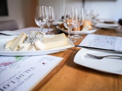 Atelier de team building viticole à Paris avec dégustation de vins portugais – VitiVino&Co